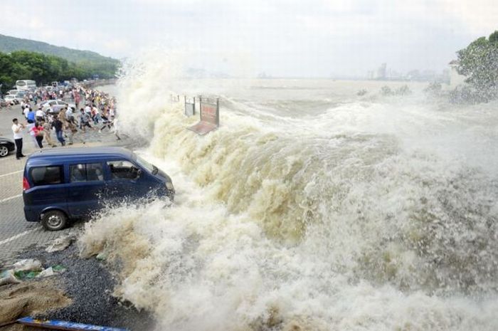 Enorme onda do rio Qiantang deixa 20 feridos na China 15