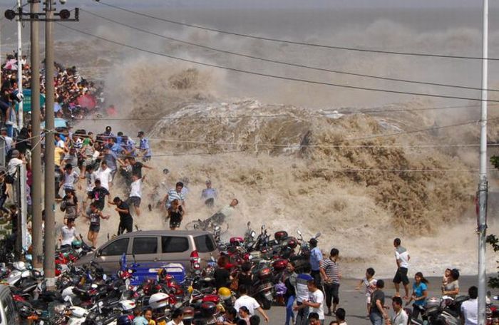 Enorme onda do rio Qiantang deixa 20 feridos na China 16