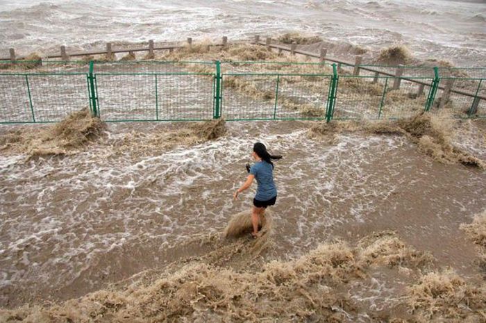 Enorme onda do rio Qiantang deixa 20 feridos na China 19