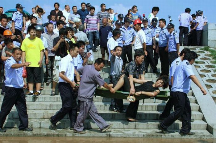 Enorme onda do rio Qiantang deixa 20 feridos na China 20