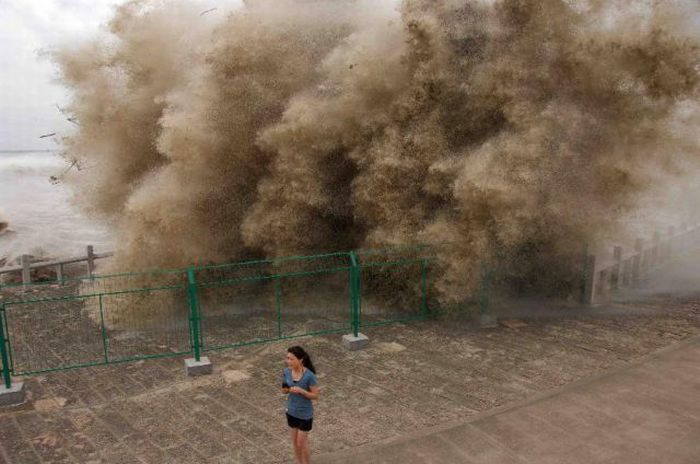 Enorme onda do rio Qiantang deixa 20 feridos na China 21