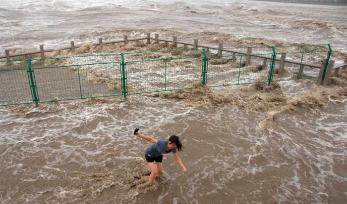 Enorme onda do rio Qiantang deixa 20 feridos na China 22