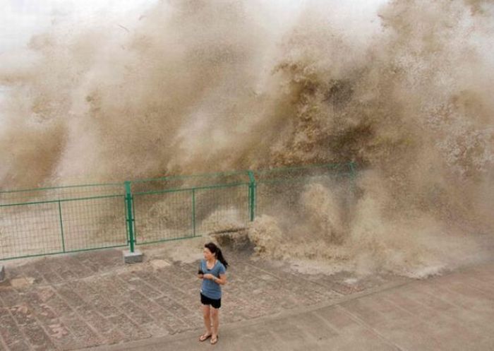 Enorme onda do rio Qiantang deixa 20 feridos na China 23