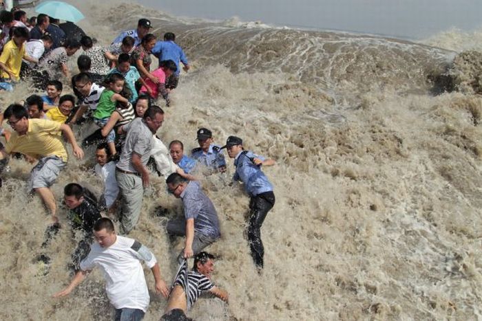 Enorme onda do rio Qiantang deixa 20 feridos na China 27