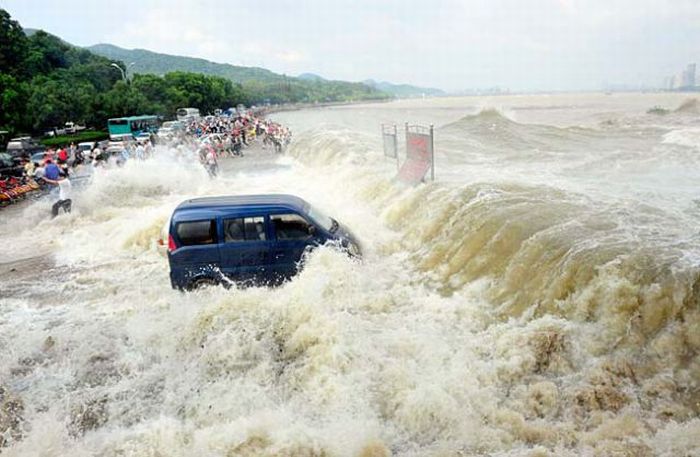 Enorme onda do rio Qiantang deixa 20 feridos na China 28