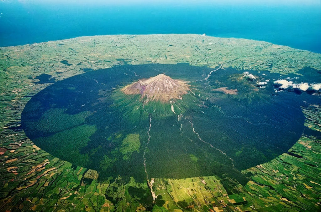 O Monte Egmont é considerado um dos cones vulcânicos mais simétricos do mundo