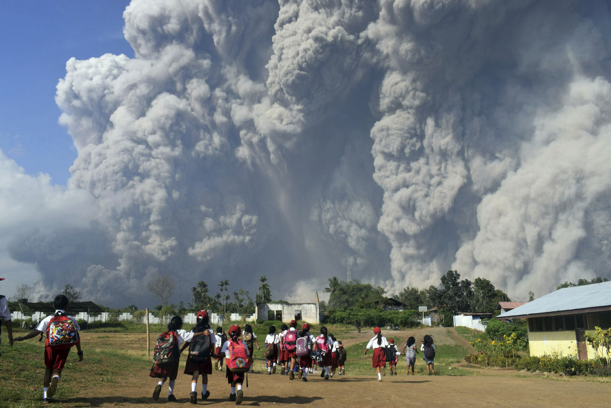 A erupo do Monte Sinabung e sua impressionante nuvem de cinzas