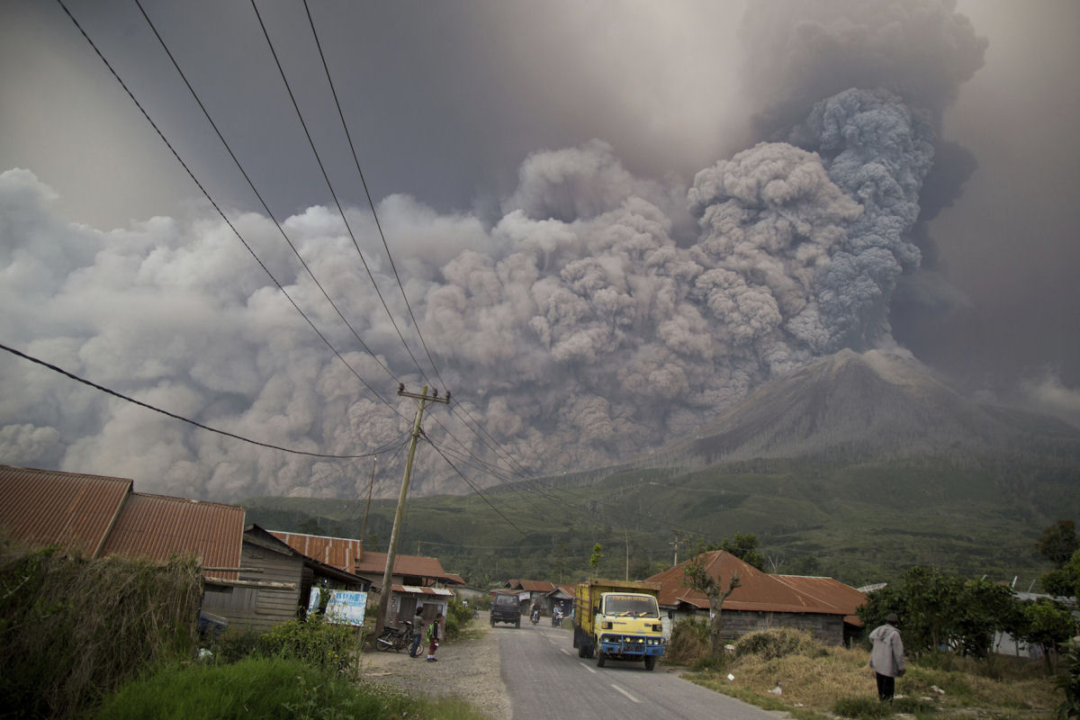 A erupo do Monte Sinabung e sua impressionante nuvem de cinzas
