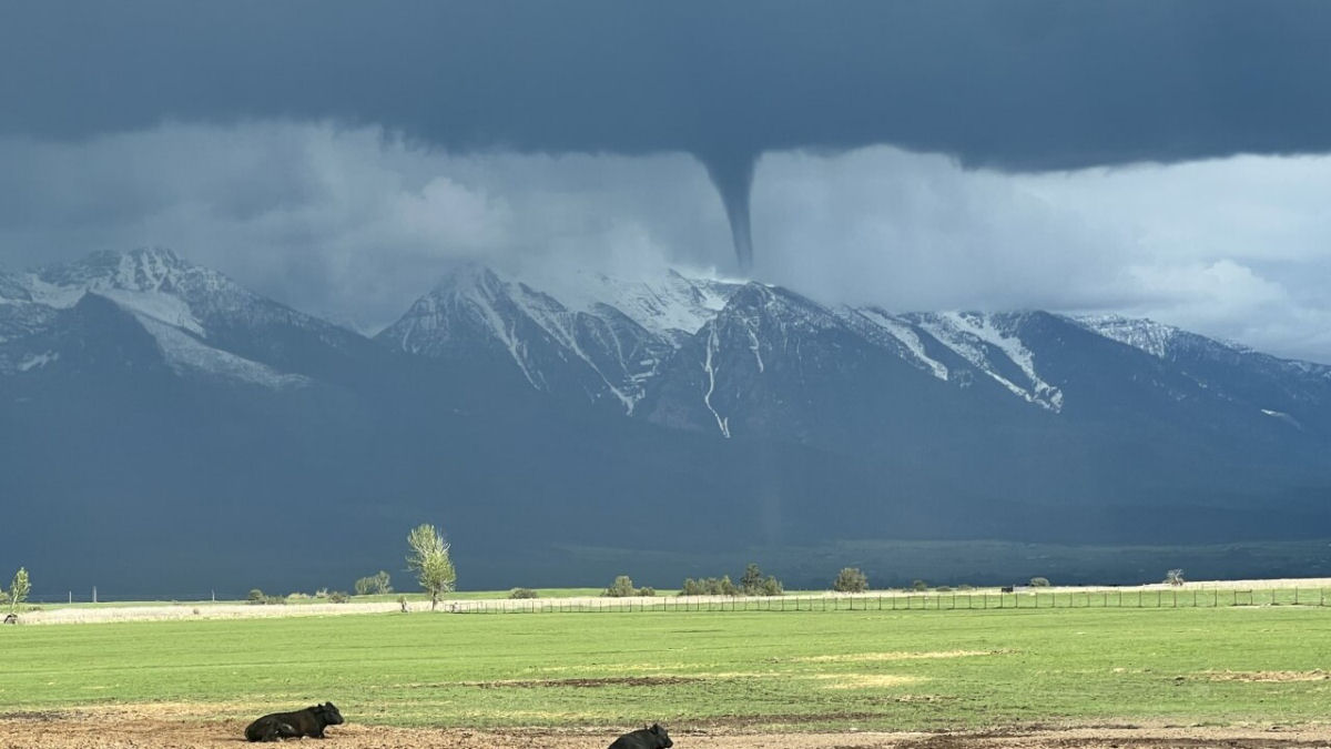 As imagens raras de um tornado se formando sobre uma montanha em Montana, nos EUA
