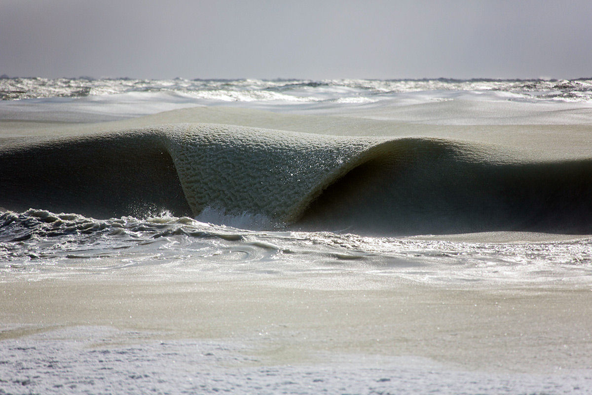 Ondas de granizo quebram na costa de Nantucket por causa do frio extremo 03