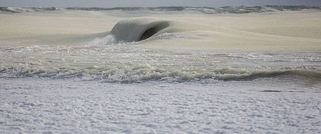 Ondas de granizo quebram na costa de Nantucket por causa do frio extremo 07
