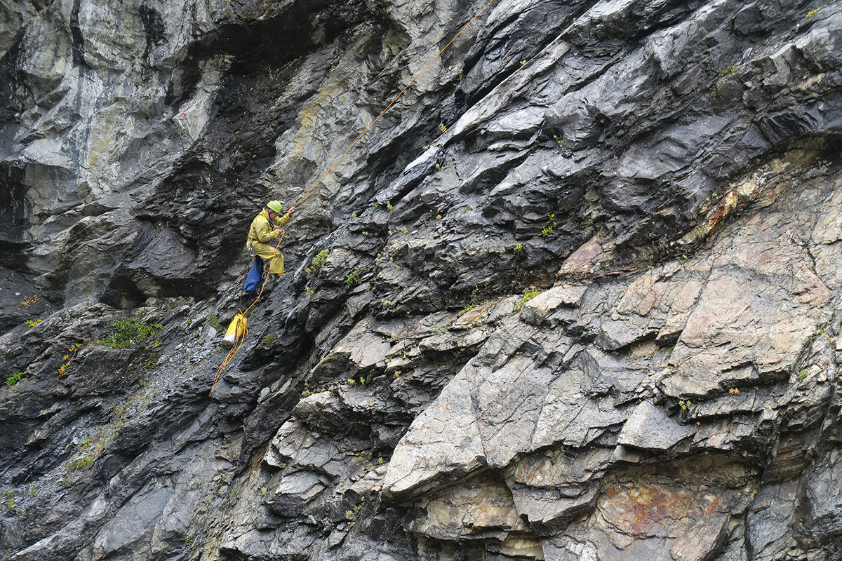 Encontram uma descomunal gruta oculta, nunca antes vista por humanos, em um vale das montanhas canadenses