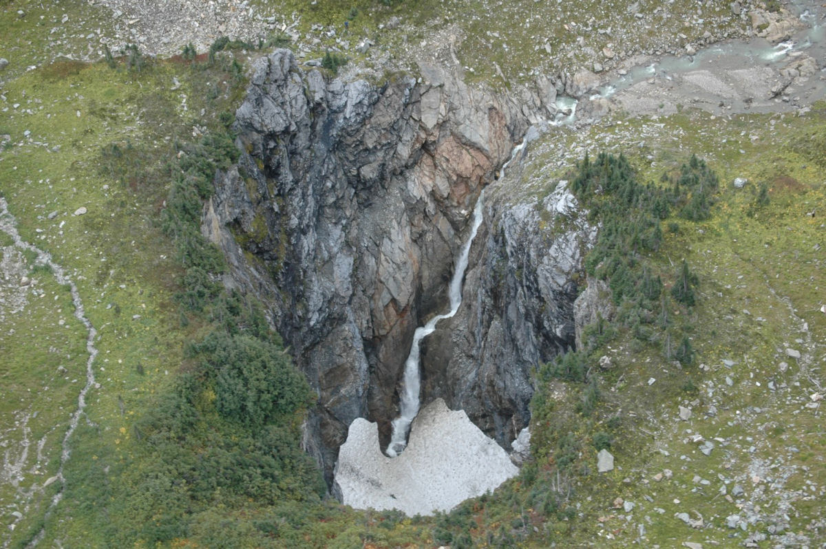 Encontram uma descomunal gruta oculta, nunca antes vista por humanos, em um vale das montanhas canadenses