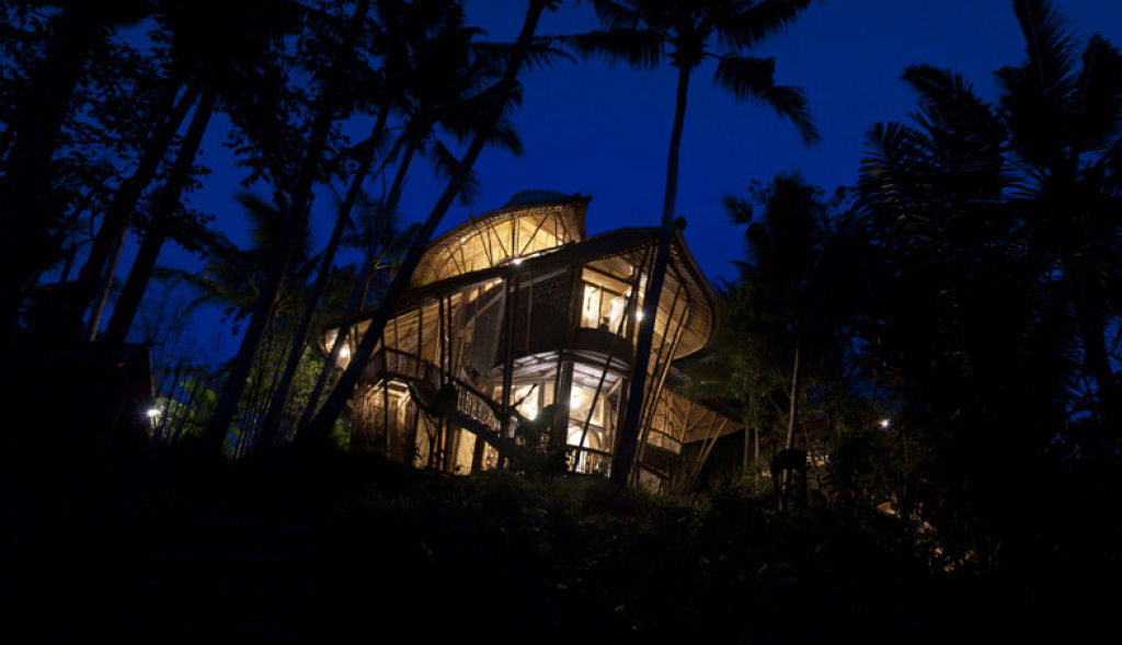 Incrvel hotel feito integralmente de bambu em Bali 01