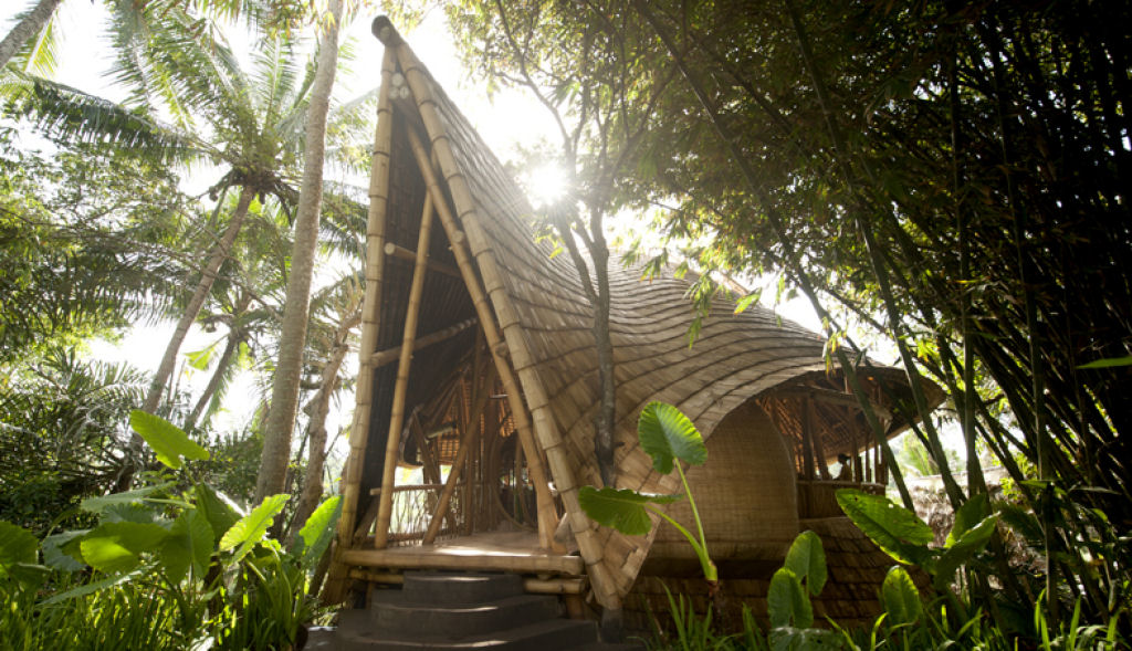 Incrvel hotel feito integralmente de bambu em Bali 02