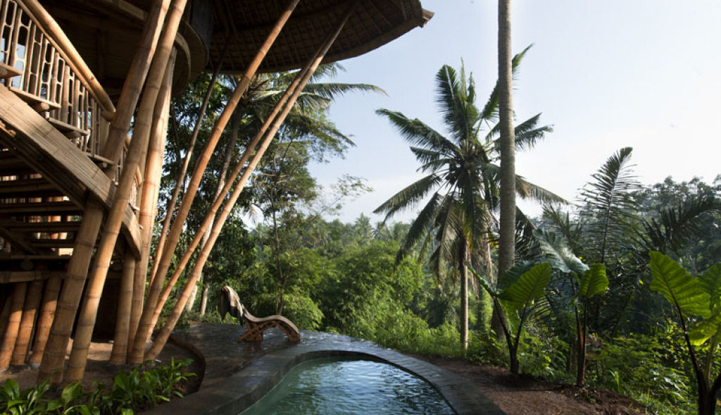Incrvel hotel feito integralmente de bambu em Bali 04