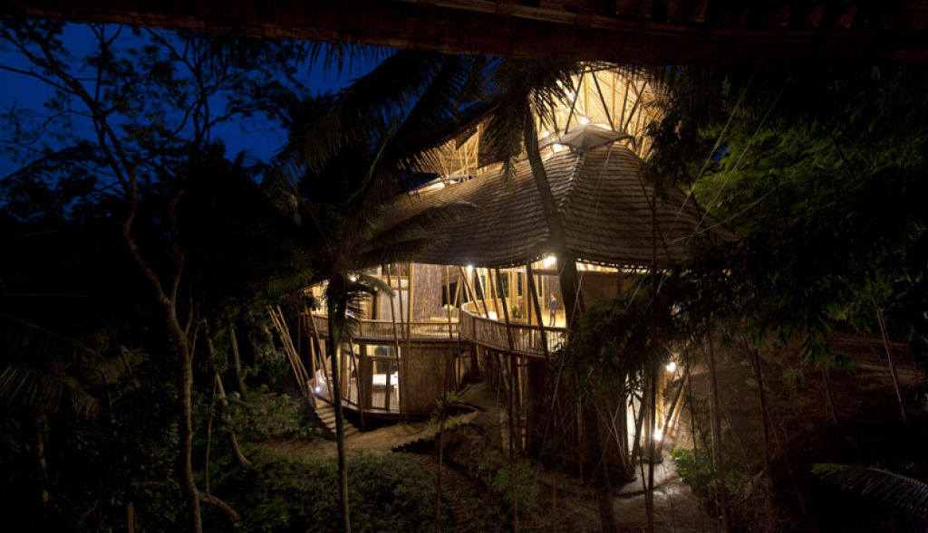Incrvel hotel feito integralmente de bambu em Bali 14