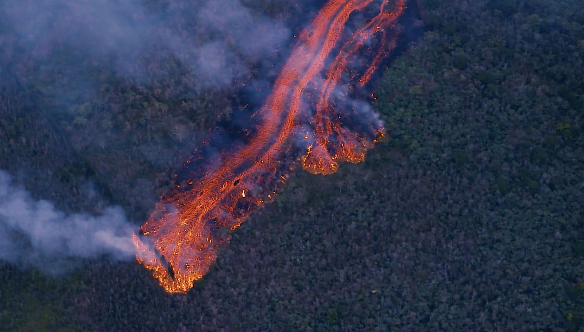 Um novo vídeo aéreo registrou rios surpreendentes de lava em direção ao Pacífico no Havaí
