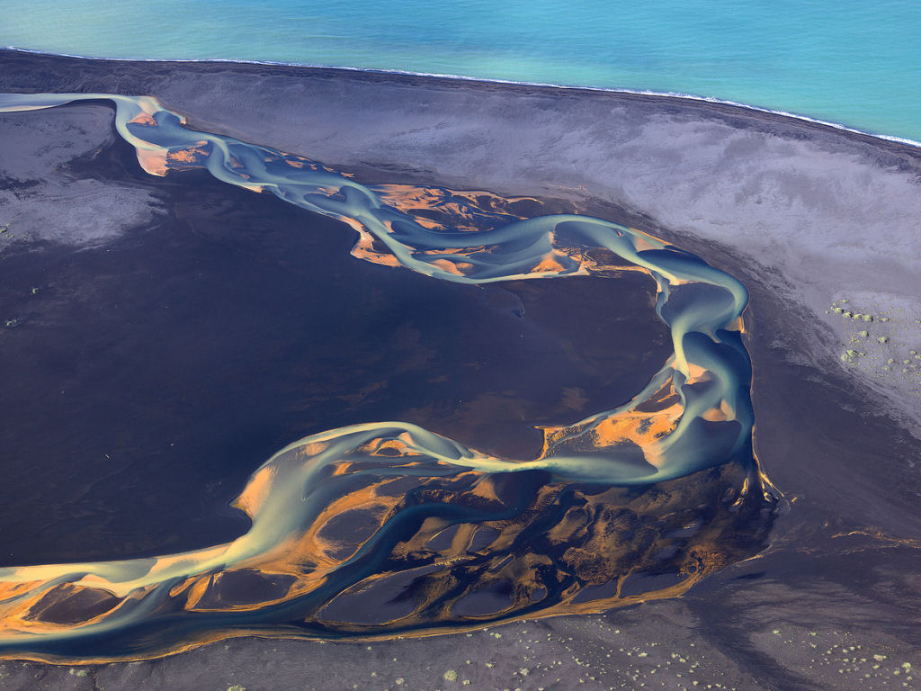 Fotos aéreas espetaculares de rios vulcânicos da Islândia 21
