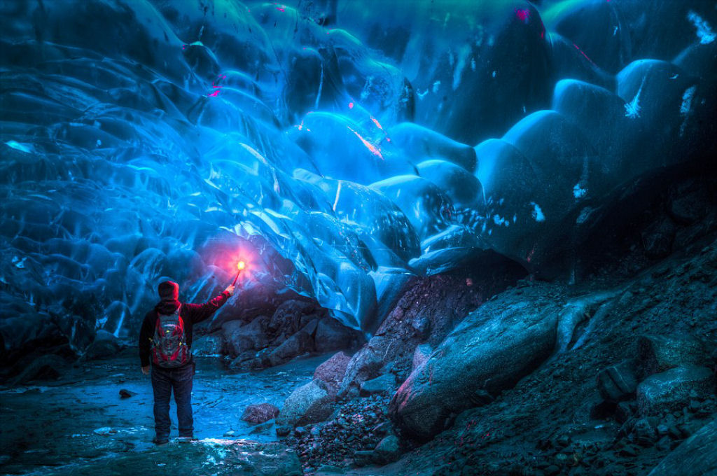 Acendendo sinalizadores dentro de cavernas glaciares, um espetculo nico