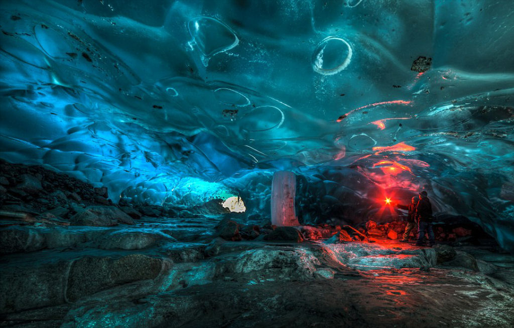 Acendendo sinalizadores dentro de cavernas glaciares, um espetculo nico