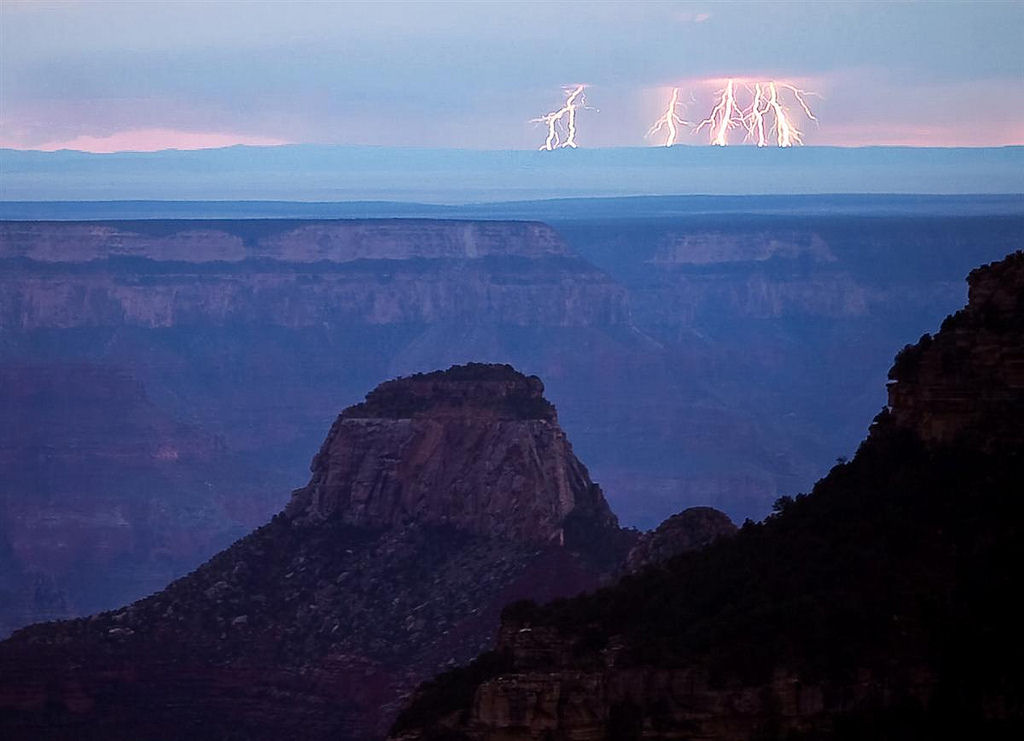 Fotógrafo captura tempestades elétricas poderosas sobre o Grand Canyon 05