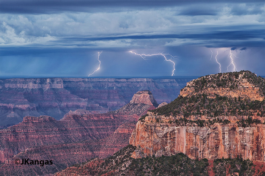 Fotógrafo captura tempestades elétricas poderosas sobre o Grand Canyon 08