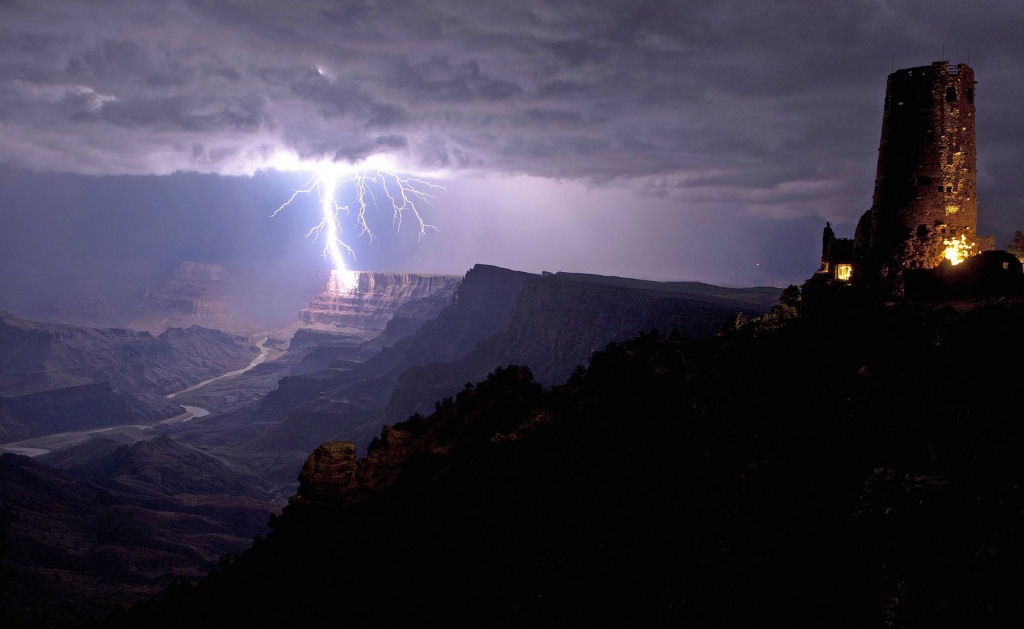 Fotógrafo captura tempestades elétricas poderosas sobre o Grand Canyon 10