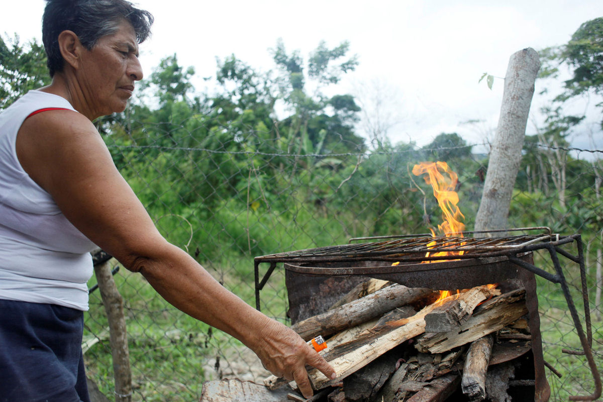 Retratos da escassez: no pas do petrleo, venezuelanos cozinham com lenha por falta de gs 01