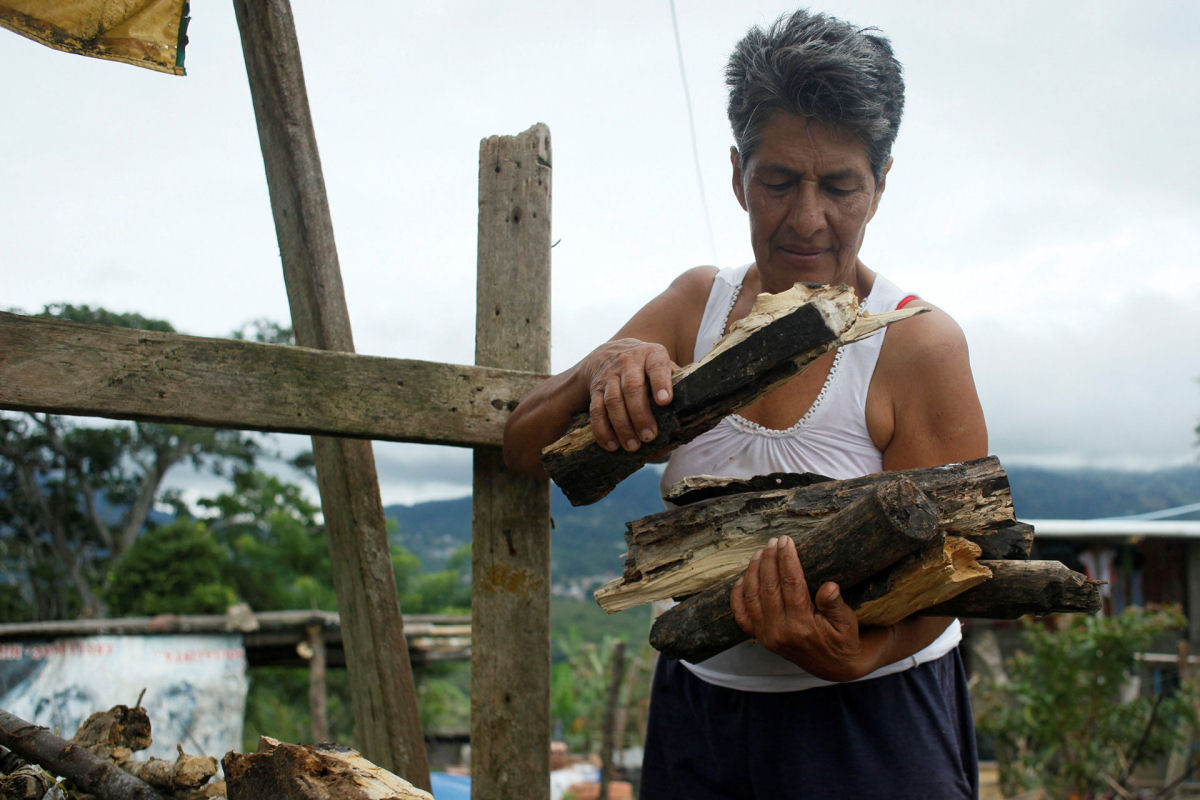 Retratos da escassez: no pas do petrleo, venezuelanos cozinham com lenha por falta de gs 02