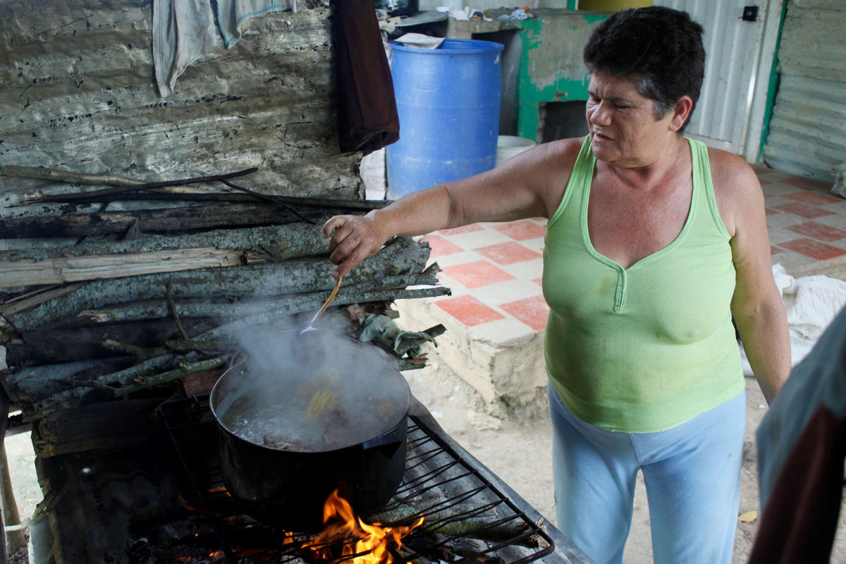 Retratos da escassez: no pas do petrleo, venezuelanos cozinham com lenha por falta de gs 03
