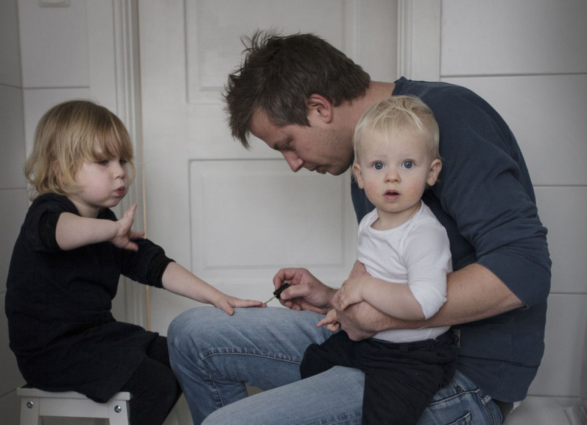 O íntimo cotidiano dos pais suecos durante sua licença paternidade