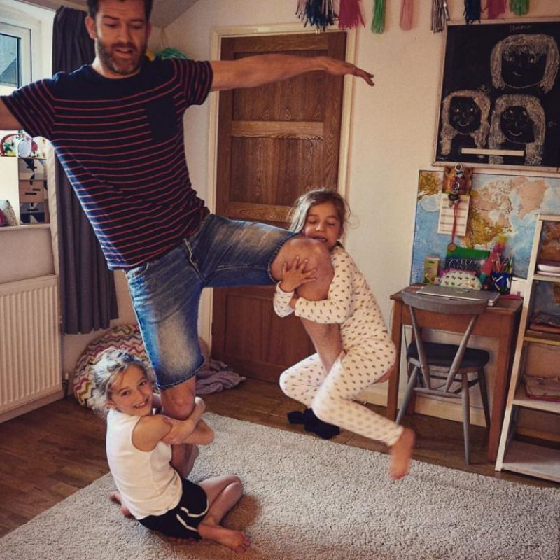 Pai mostra o cotidiano de viver com 4 filhas e se torna viral 07