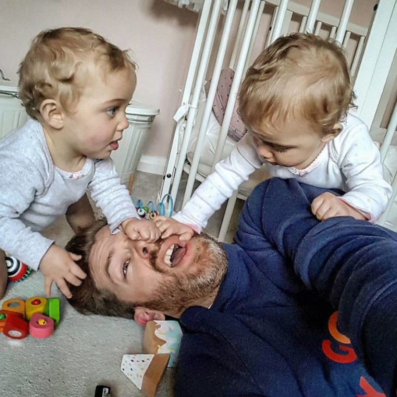 Pai mostra o cotidiano de viver com 4 filhas e se torna viral 12