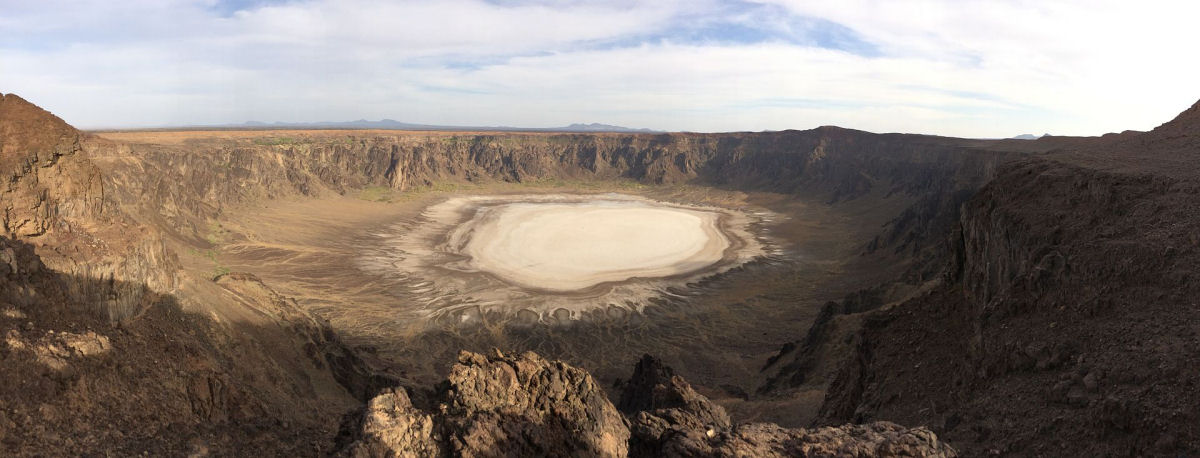 A espetacular cratera cheia de vegetação no meio do deserto, Al Wahbah