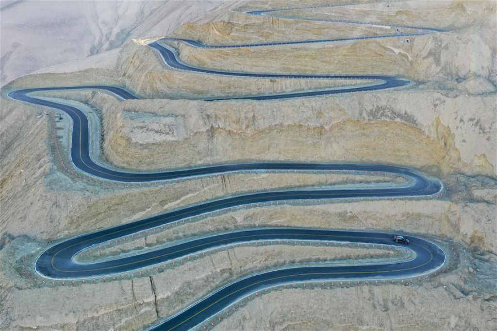 A longa e sinuosa estrada chinesa com mais de 600 curvas fechadas 11