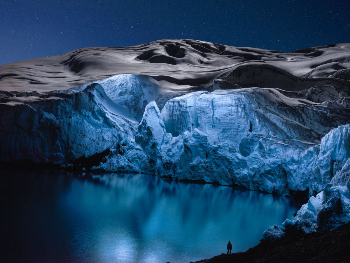 Uma geleira tropical rara capturada  noite em fotografias iluminadas por drone 01