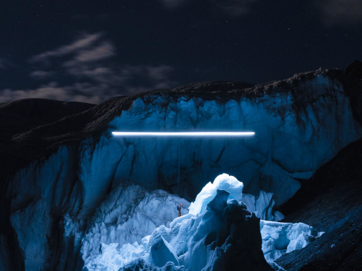 Uma geleira tropical rara capturada  noite em fotografias iluminadas por drone 02