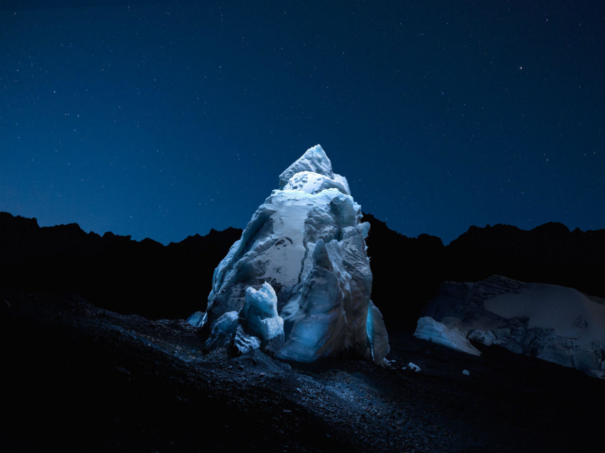 Uma geleira tropical rara capturada  noite em fotografias iluminadas por drone 03