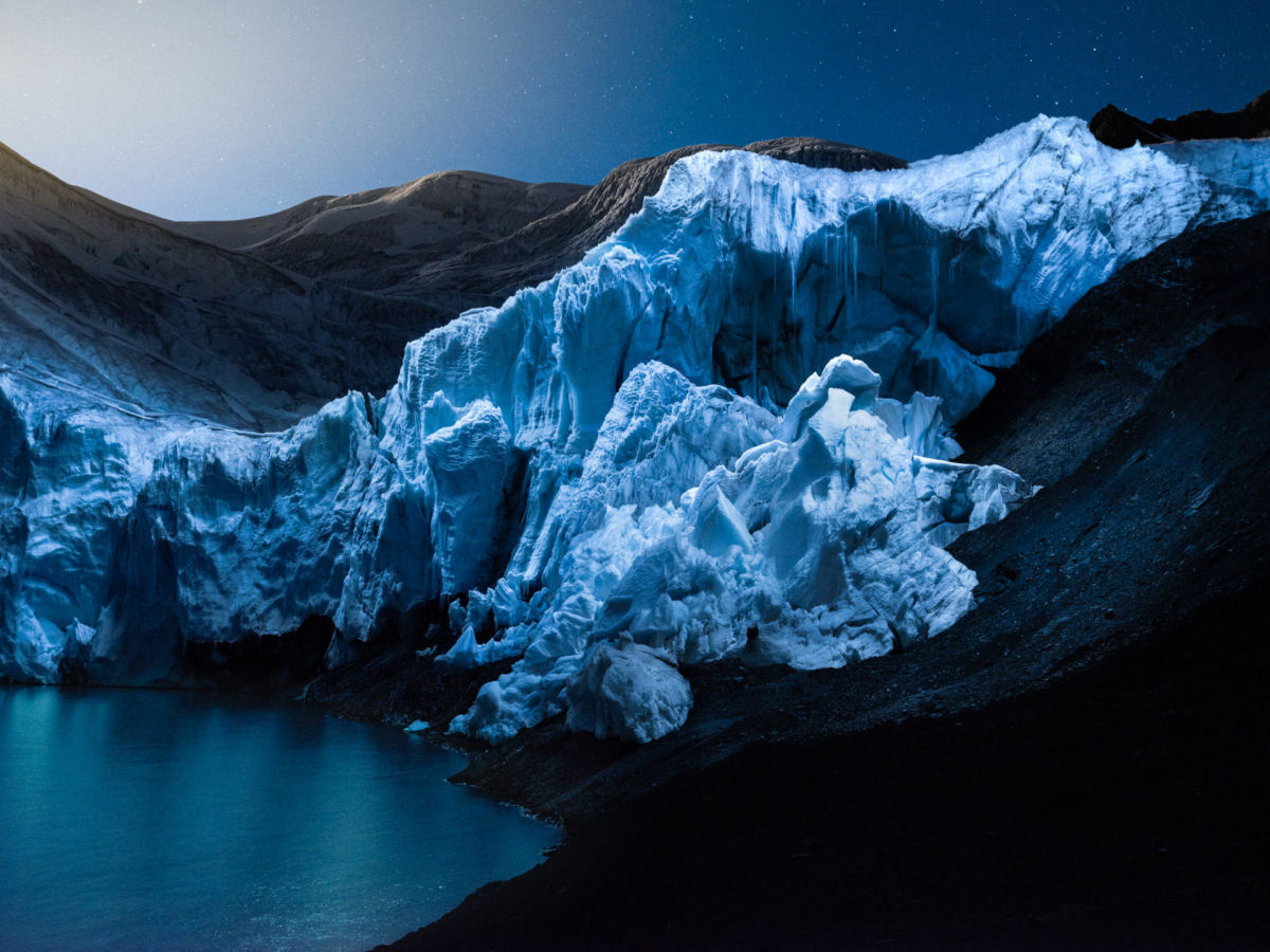 Uma geleira tropical rara capturada  noite em fotografias iluminadas por drone 04