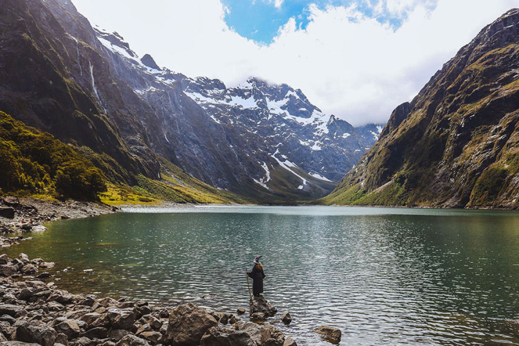 Fotógrafo viaja pela Nova Zelândia com cosplay de Gandalf e suas fotos são épicas 08