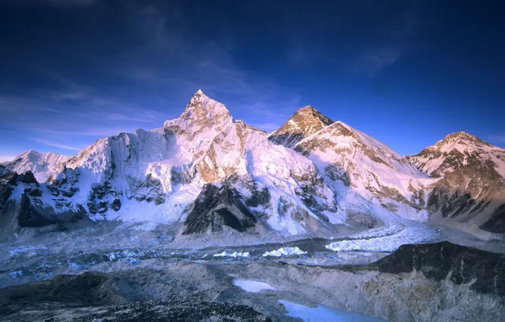 Suba o Everest com vdeo de drone da escalada de 8.849 metros at o pico