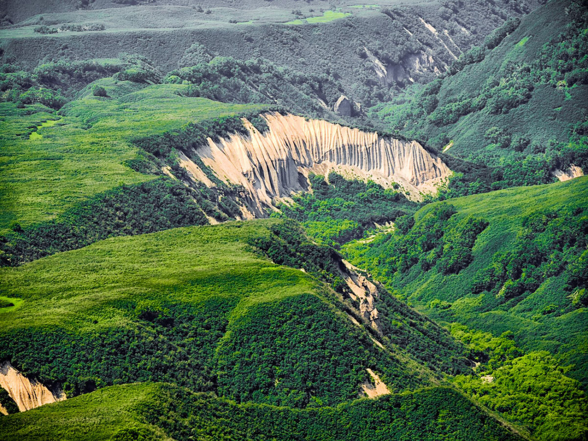 As belas falsias de pedra-pomes de Kamchatka, na Sibria
