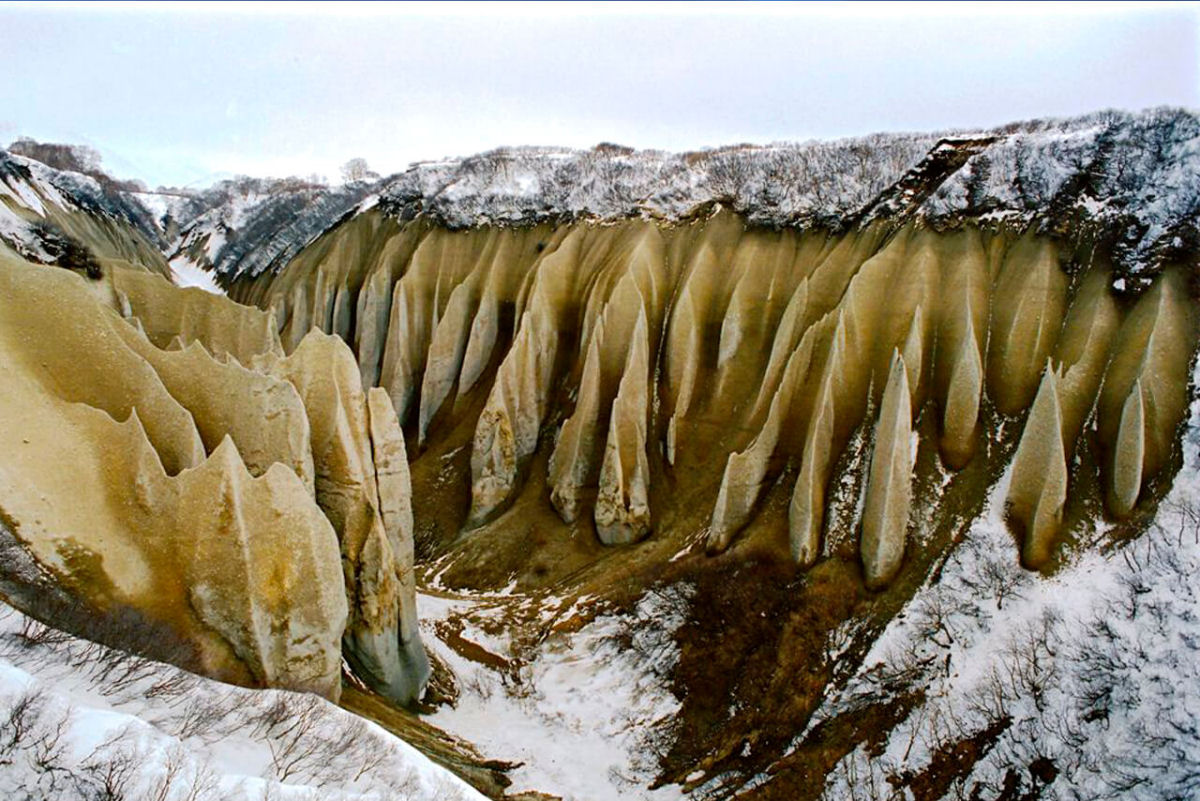 As belas falsias de pedra-pomes de Kamchatka, na Sibria