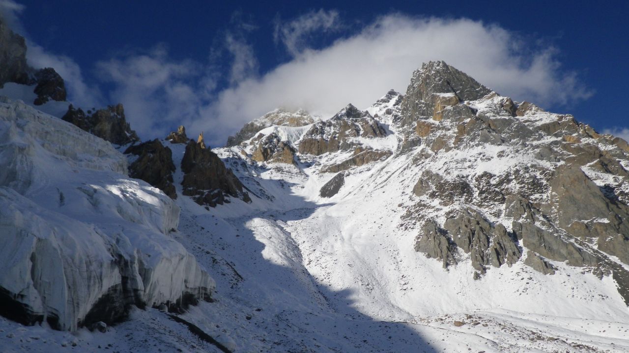 3 alpinistas conquistam a montanha no escalada legalmente mais alta