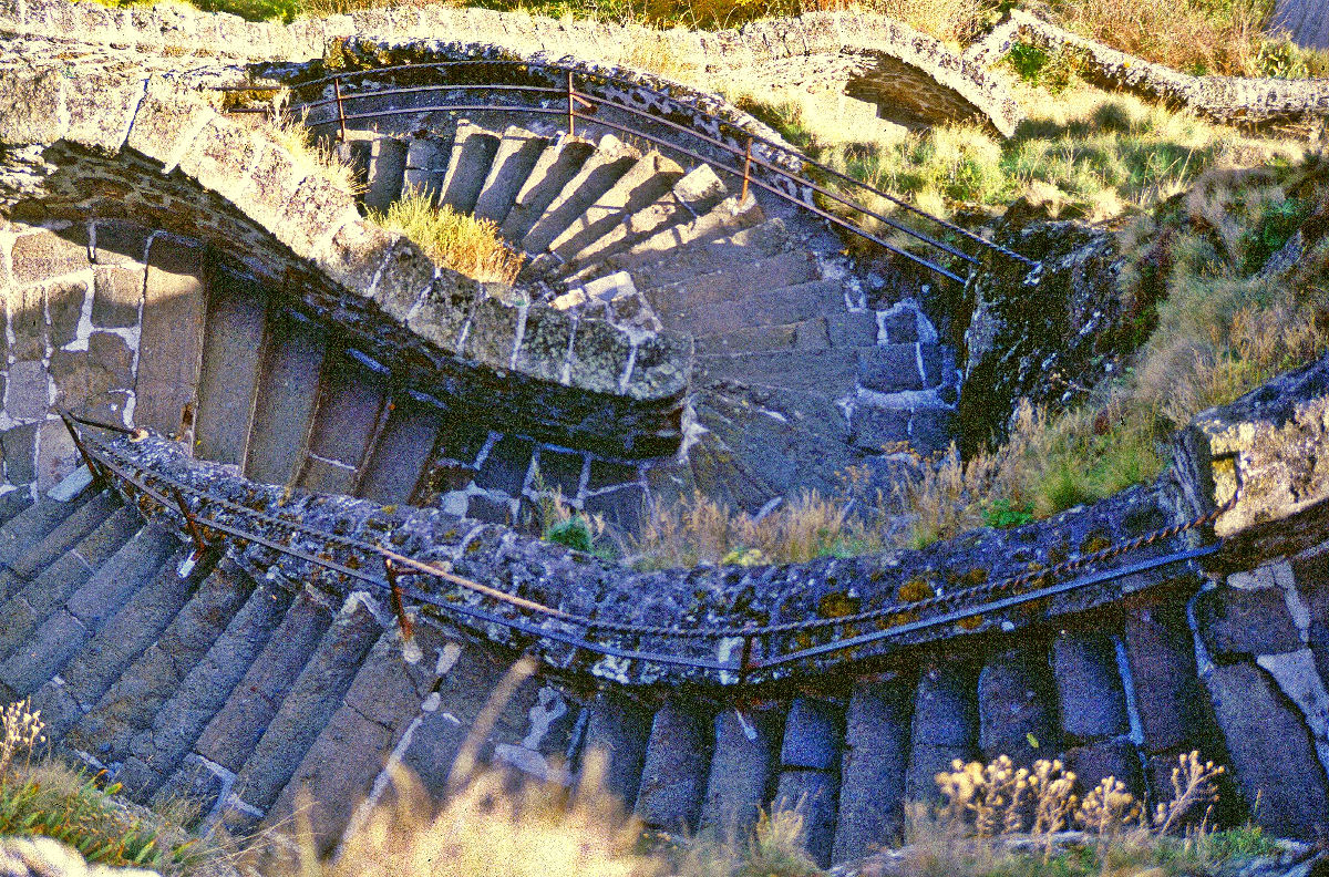Saint Michel d'Aiguilhe: a capela constru�da sobre um plugue vulc�nico