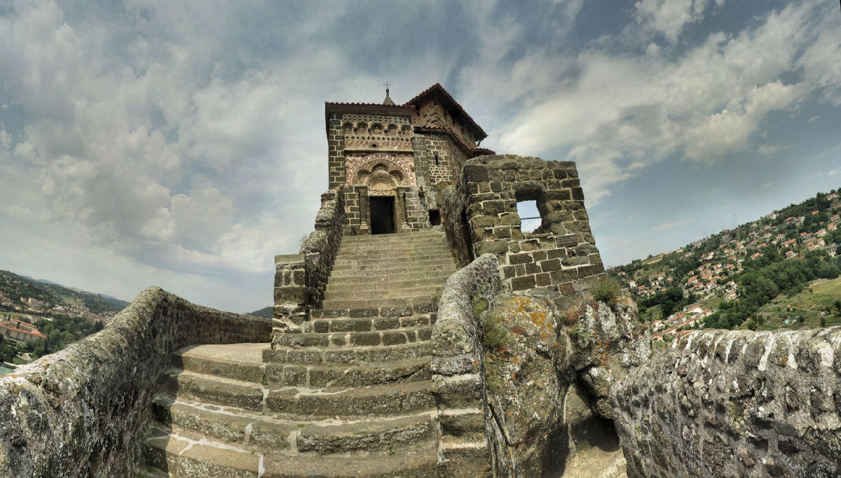 Saint Michel d'Aiguilhe: a capela constru�da sobre um plugue vulc�nico