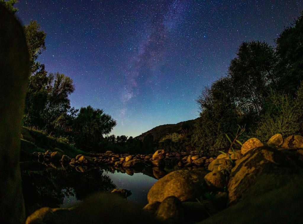 Um time-lapse etreo do Parque Nacional da Sequoia  medida que o dia se transforma em noite