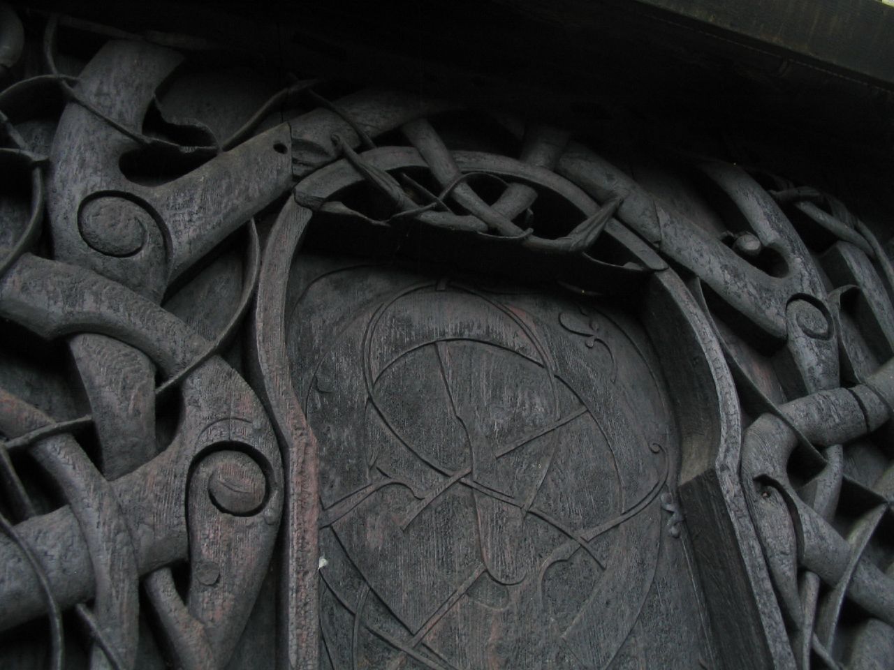 Stave de Urnes, a igreja viking primorosamente esculpida tem vista para um lindo fiorde