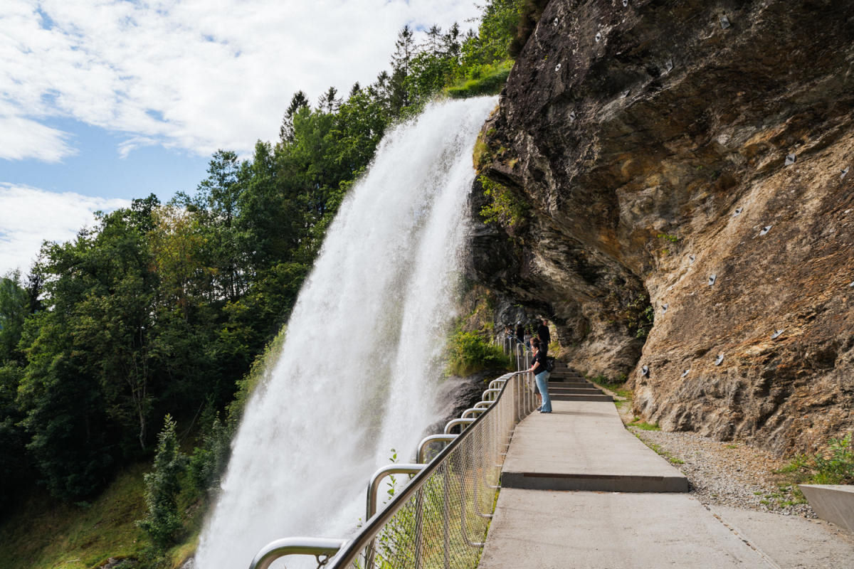 Steinsdalsfossen, uma cachoeira que voc pode caminhar por trs dela na Noruega